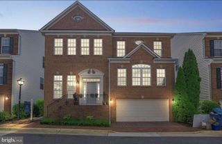 7011 STONE INLET DR, Fort Belvoir, VA 22060