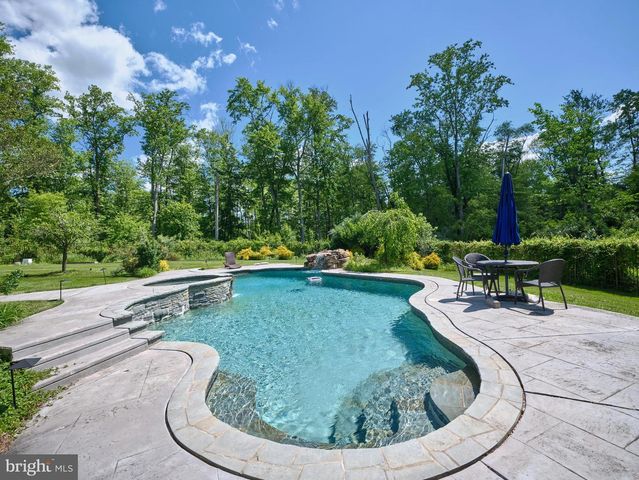 5765 VALLEY STREAM DR, Doylestown, PA 18902