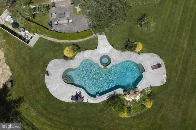 5765 VALLEY STREAM DR, Doylestown, PA 18902