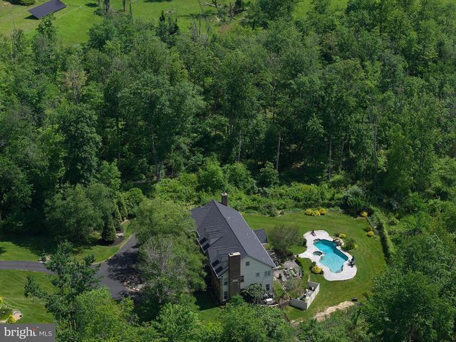 5765 VALLEY STREAM DR, Doylestown, PA 18902