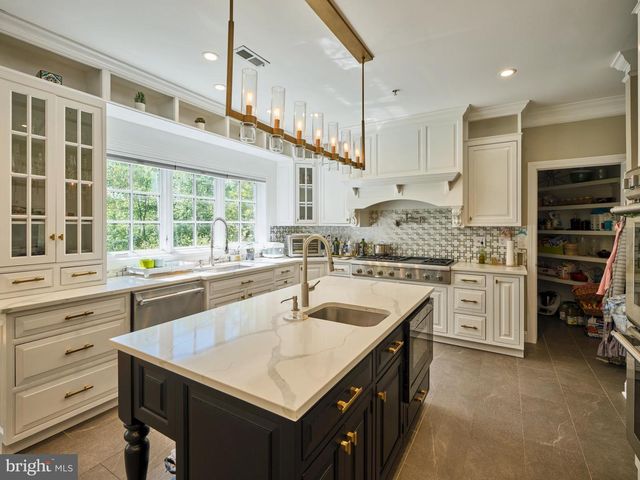 5765 VALLEY STREAM DR, Doylestown, PA 18902