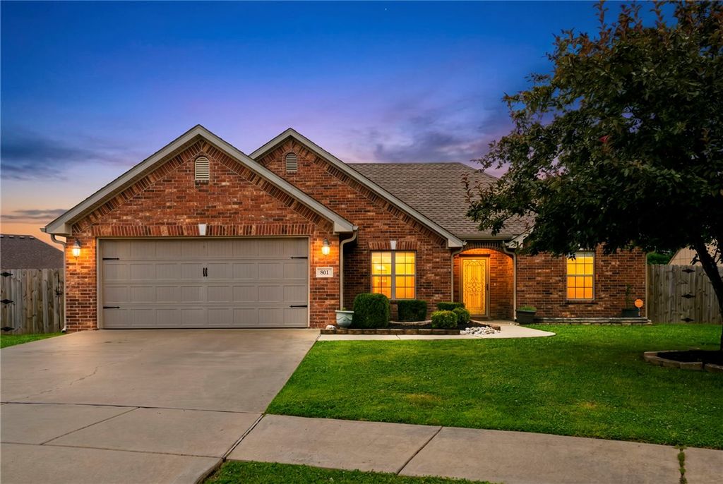 801 E Marietta Court, Rogers, AR 72758
