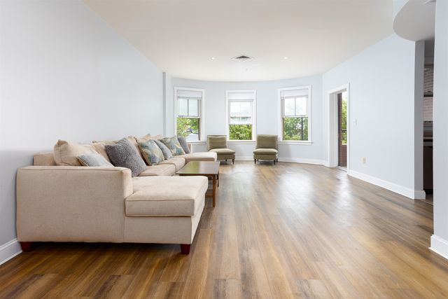 40 College St Apt 204C, Burlington, VT 05401