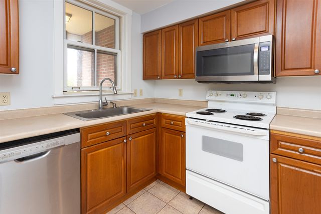 40 College St Apt 204C, Burlington, VT 05401
