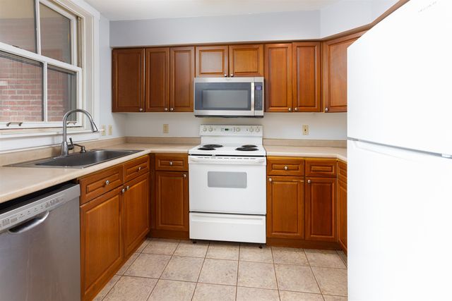 40 College St Apt 204C, Burlington, VT 05401