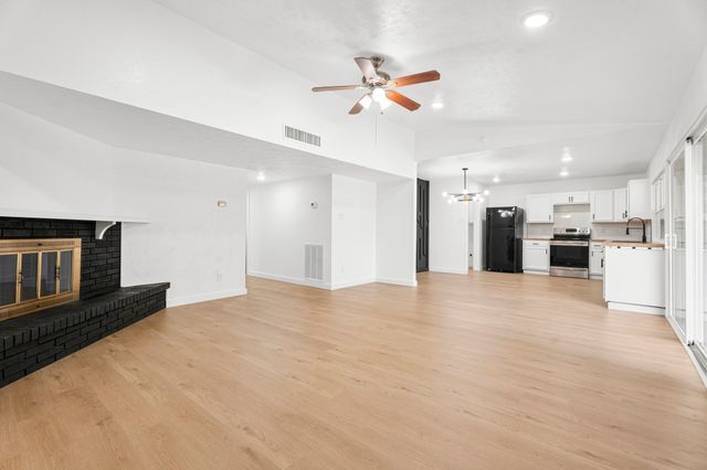 421 Parkvale Lane, Grand Prairie, TX 75052