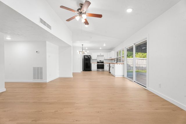 421 Parkvale Lane, Grand Prairie, TX 75052