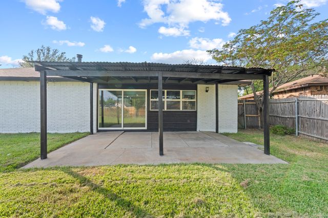 421 Parkvale Lane, Grand Prairie, TX 75052