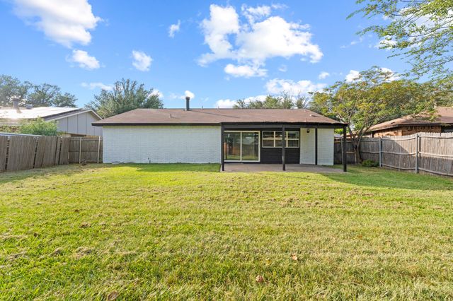421 Parkvale Lane, Grand Prairie, TX 75052