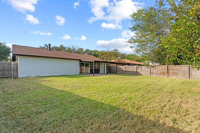 421 Parkvale Lane, Grand Prairie, TX 75052