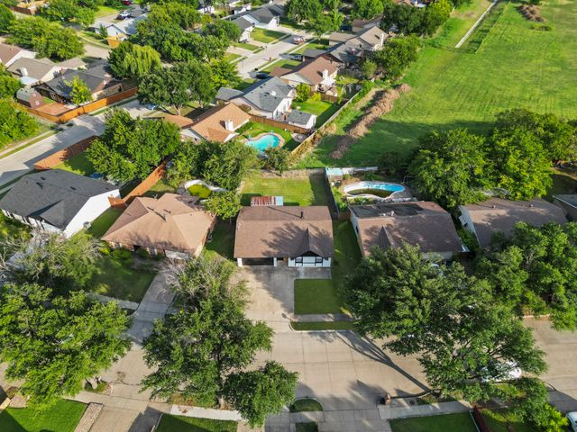 421 Parkvale Lane, Grand Prairie, TX 75052