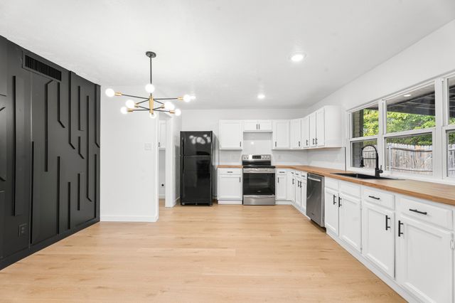 421 Parkvale Lane, Grand Prairie, TX 75052