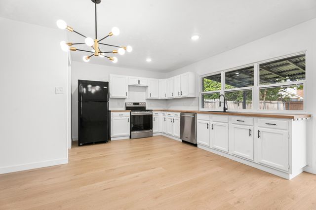 421 Parkvale Lane, Grand Prairie, TX 75052