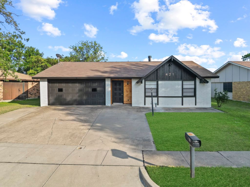 421 Parkvale Lane, Grand Prairie, TX 75052