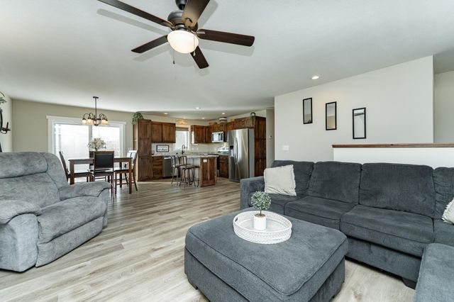 615 7th Avenue NE, Plainview, MN 55964