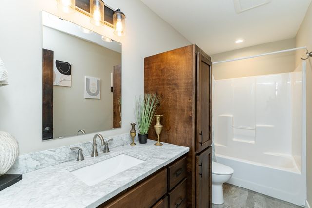 615 7th Avenue NE, Plainview, MN 55964