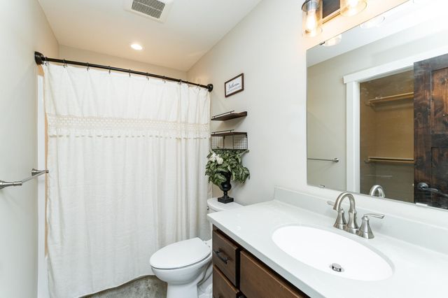 615 7th Avenue NE, Plainview, MN 55964