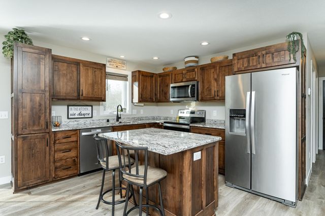 615 7th Avenue NE, Plainview, MN 55964