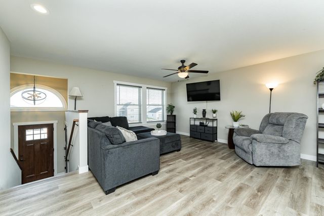 615 7th Avenue NE, Plainview, MN 55964