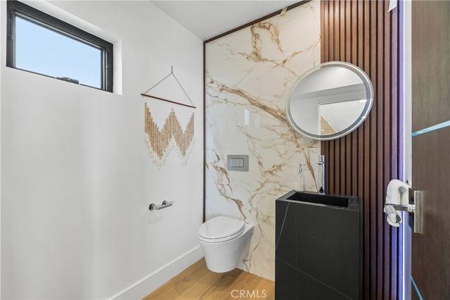 214 El Porto Street, Manhattan Beach, CA 90266