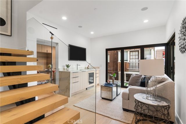 214 El Porto Street, Manhattan Beach, CA 90266