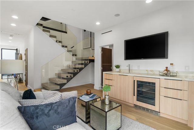 214 El Porto Street, Manhattan Beach, CA 90266