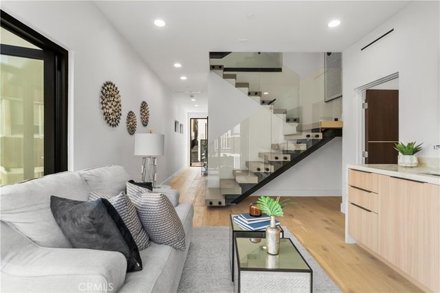 214 El Porto Street, Manhattan Beach, CA 90266