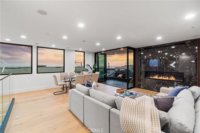 214 El Porto Street, Manhattan Beach, CA 90266