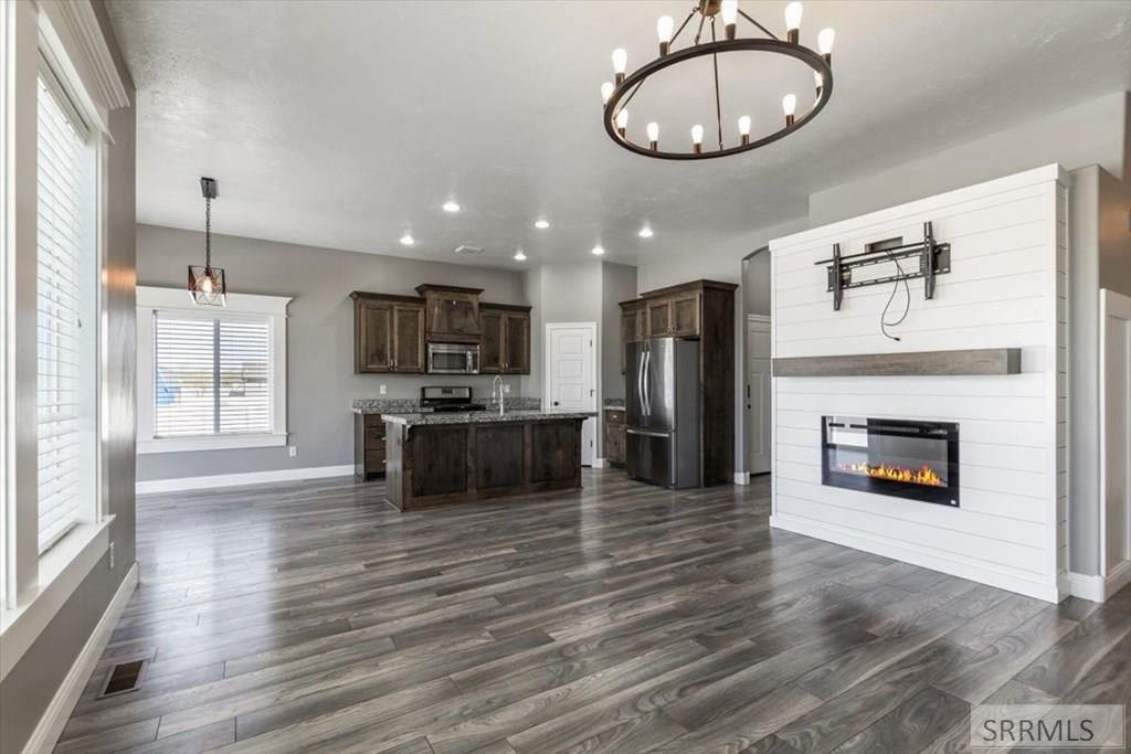 Image 7 of property listing at 5776 Cedarwood Lane, Ammon, ID 83406