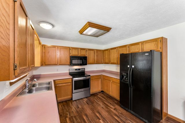 611 S Countryside Avenue, Republic, MO 65738