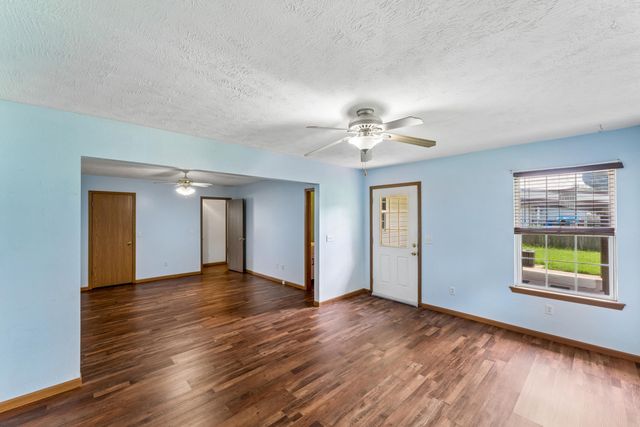 611 S Countryside Avenue, Republic, MO 65738