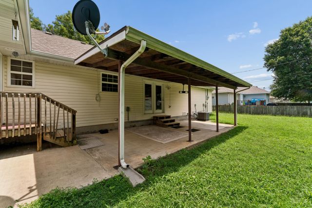 611 S Countryside Avenue, Republic, MO 65738