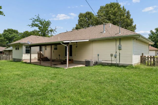 611 S Countryside Avenue, Republic, MO 65738