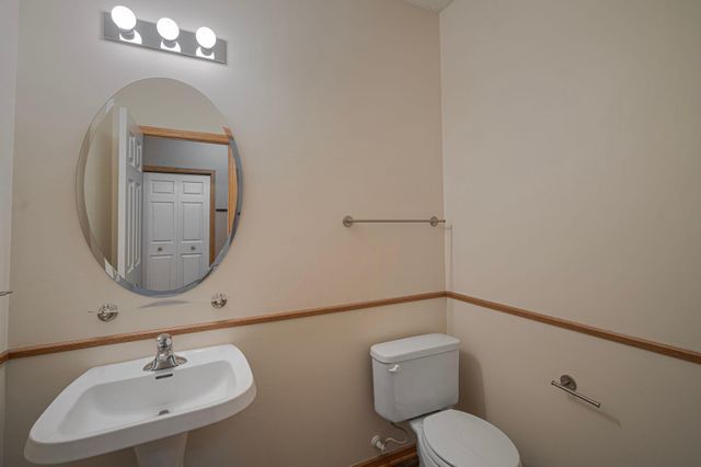 8026 Golden Valley Road, Golden Valley, MN 55427