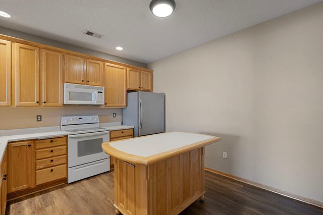 8026 Golden Valley Road, Golden Valley, MN 55427