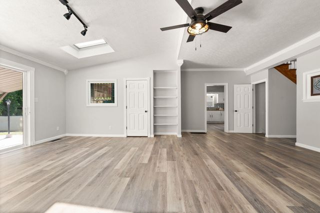 518 W Lakeshore Drive, Burnside, KY 42519