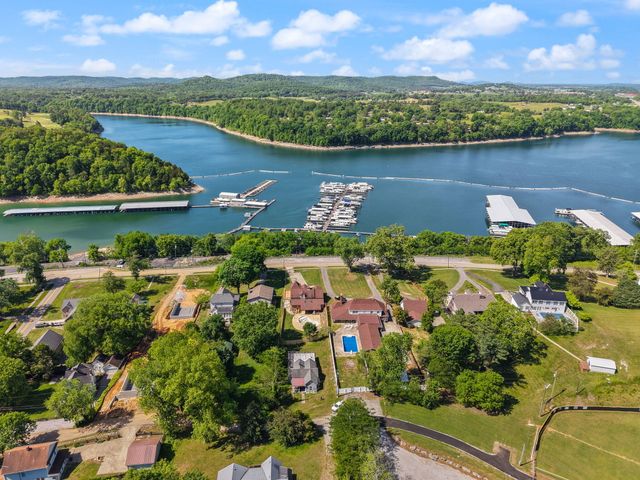 518 W Lakeshore Drive, Burnside, KY 42519