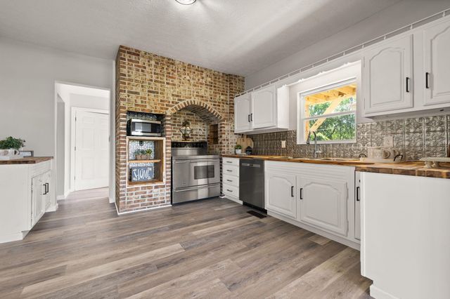 518 W Lakeshore Drive, Burnside, KY 42519