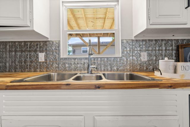 518 W Lakeshore Drive, Burnside, KY 42519