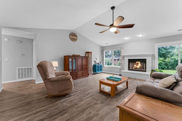 825 Mockingbird Lane, Gentry, AR 72734