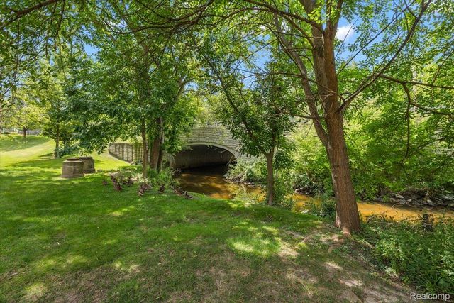 32030 Grand River Avenue, Farmington, MI 48336