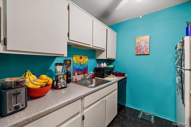 32030 Grand River Avenue, Farmington, MI 48336