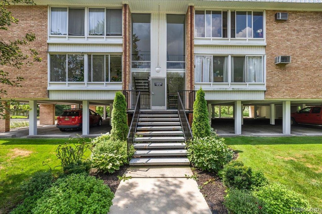 32030 Grand River Avenue, Farmington, MI 48336