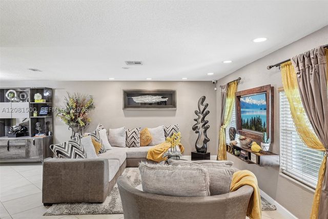 8835 NW 27th St, Coral Springs, FL 33065