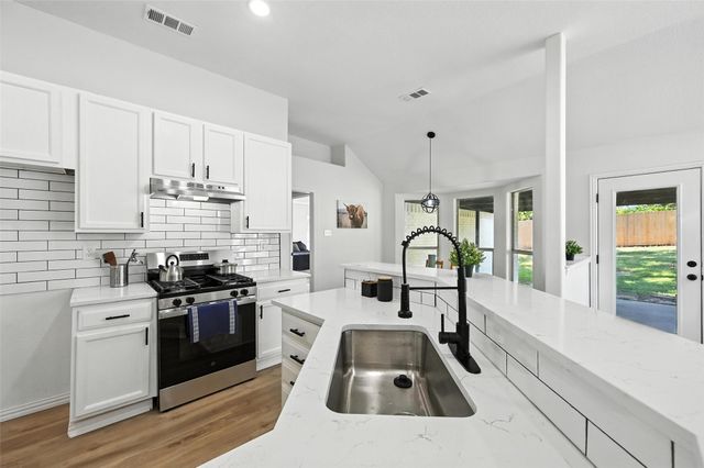 400 Baldwin Drive, Joshua, TX 76058