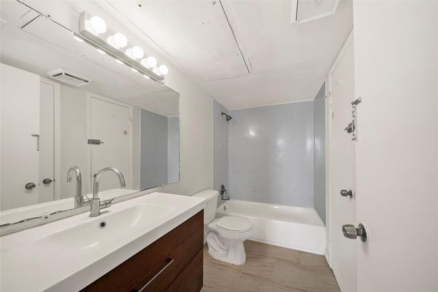 2626 Holly Hall Street 1102, Houston, TX 77054