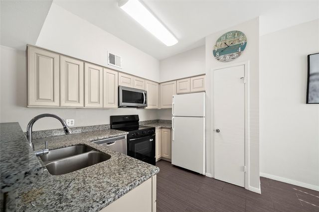 2626 Holly Hall Street 1102, Houston, TX 77054