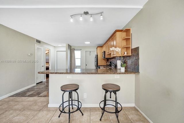 950 Hillcrest Dr 112, Hollywood, FL 33021