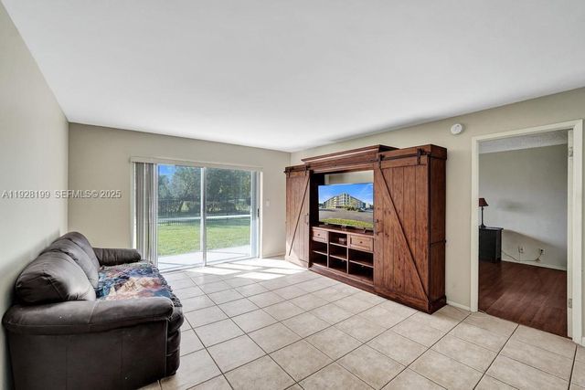 950 Hillcrest Dr 112, Hollywood, FL 33021