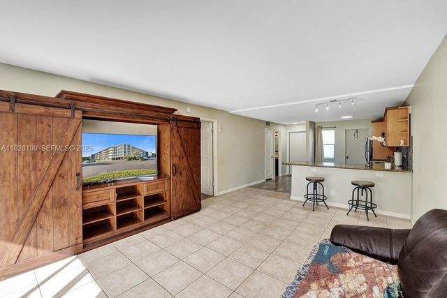 950 Hillcrest Dr 112, Hollywood, FL 33021